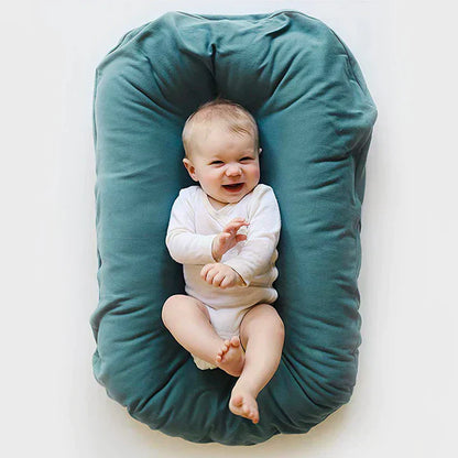 Geborgen Babynestje met Kussenvulling – Comfortabel en Reisvriendelijk