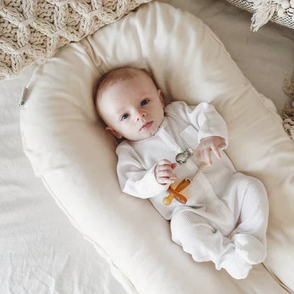 Geborgen Babynestje met Kussenvulling – Comfortabel en Reisvriendelijk